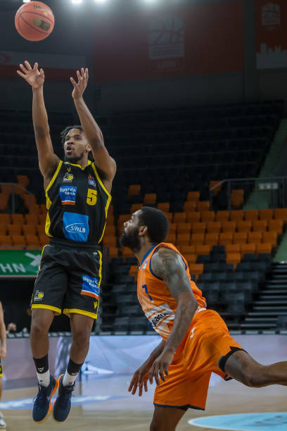 更显刺眼 更显刺眼